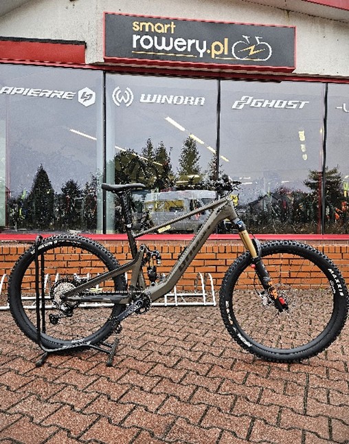 Rower typu SL stojący przed sklepem smartrowery.pl.